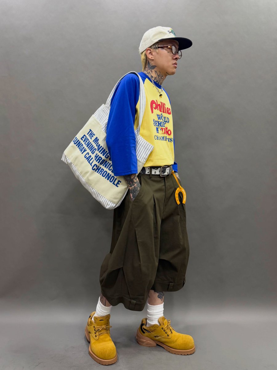PollyPatriquin's tweet photo. 刺繡 Soft Rock Cafe Cap、蘑菇頸鏈、藍黃色���角 Tee、啡色立體弧形短褲、白色條紋布袋及超長乳牛皮帶現已發售。單次購買滿$800成為VIP，享韓貨9折及自家出品95折優惠。眾圖片均為實物拍攝。 https://t.co/rc8LtXZ9Qy