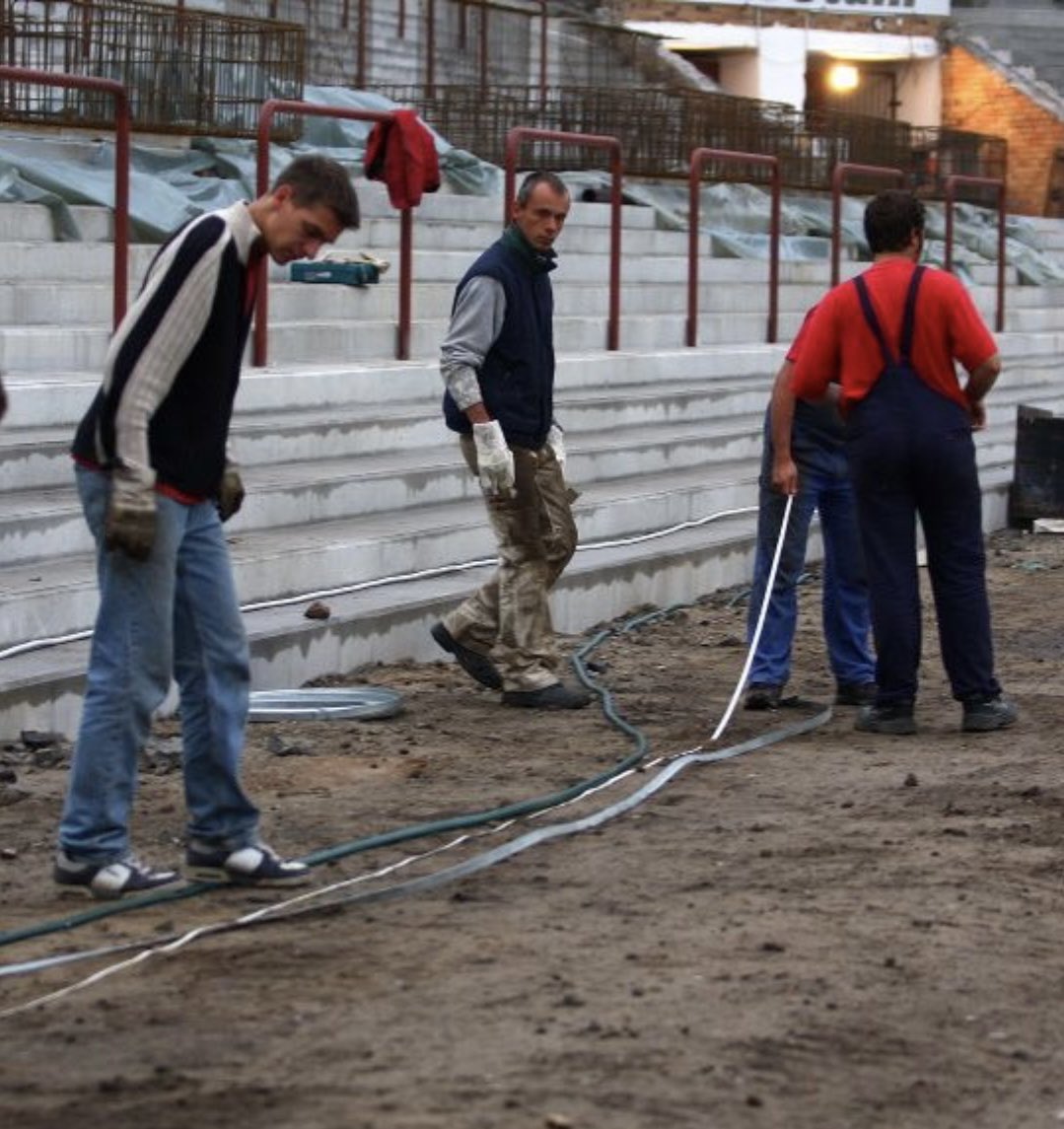 ultras_clips's tweet photo. 🇩🇪🏟️ Throwback to 2008, when over 2,300 Union Berlin fans volunteered more than 140.000 hours to help rebuild Stadion An der Alten Försterei. 

Teachers, nurses, workers — ordinary people building their club’s home with their own hands. 👏

Pure passion! ❤️🤍 https://t.co/Jarimkzbco
