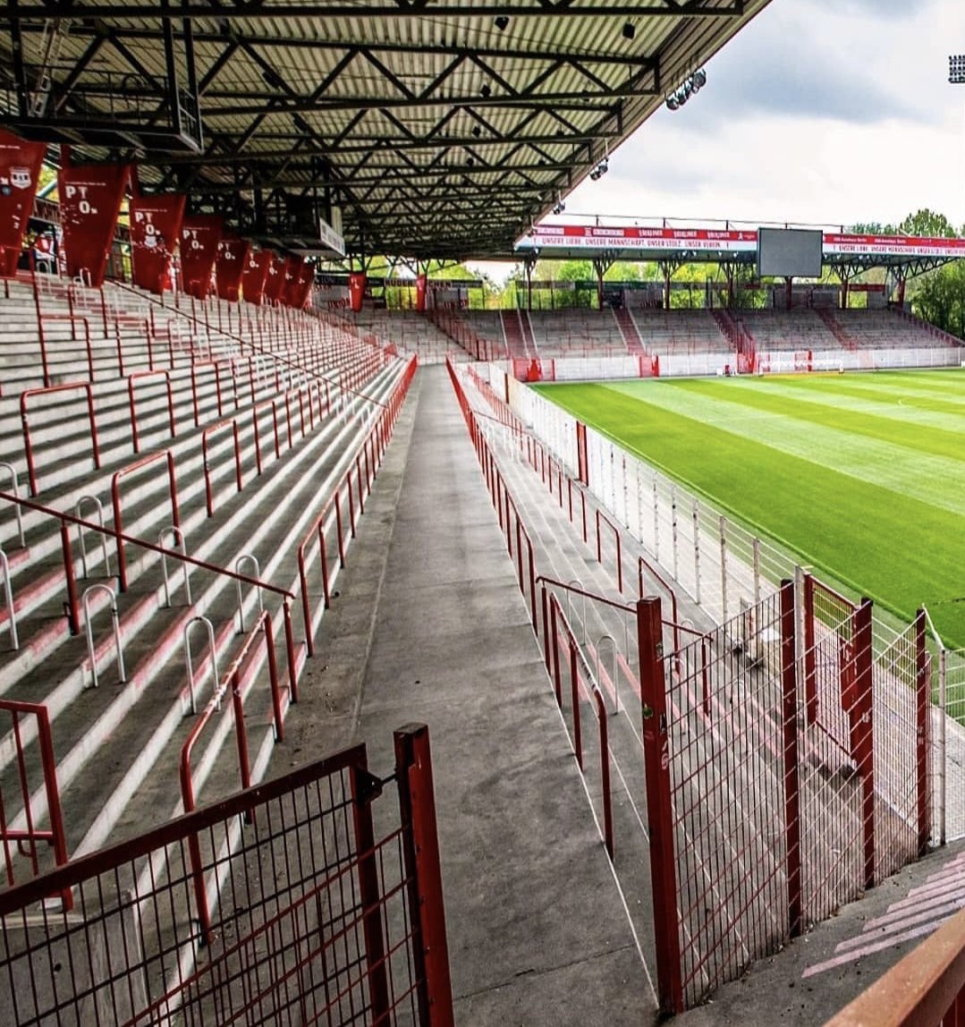 ultras_clips's tweet photo. 🇩🇪🏟️ Throwback to 2008, when over 2,300 Union Berlin fans volunteered more than 140.000 hours to help rebuild Stadion An der Alten Försterei. 

Teachers, nurses, workers — ordinary people building their club’s home with their own hands. 👏

Pure passion! ❤️🤍 https://t.co/Jarimkzbco
