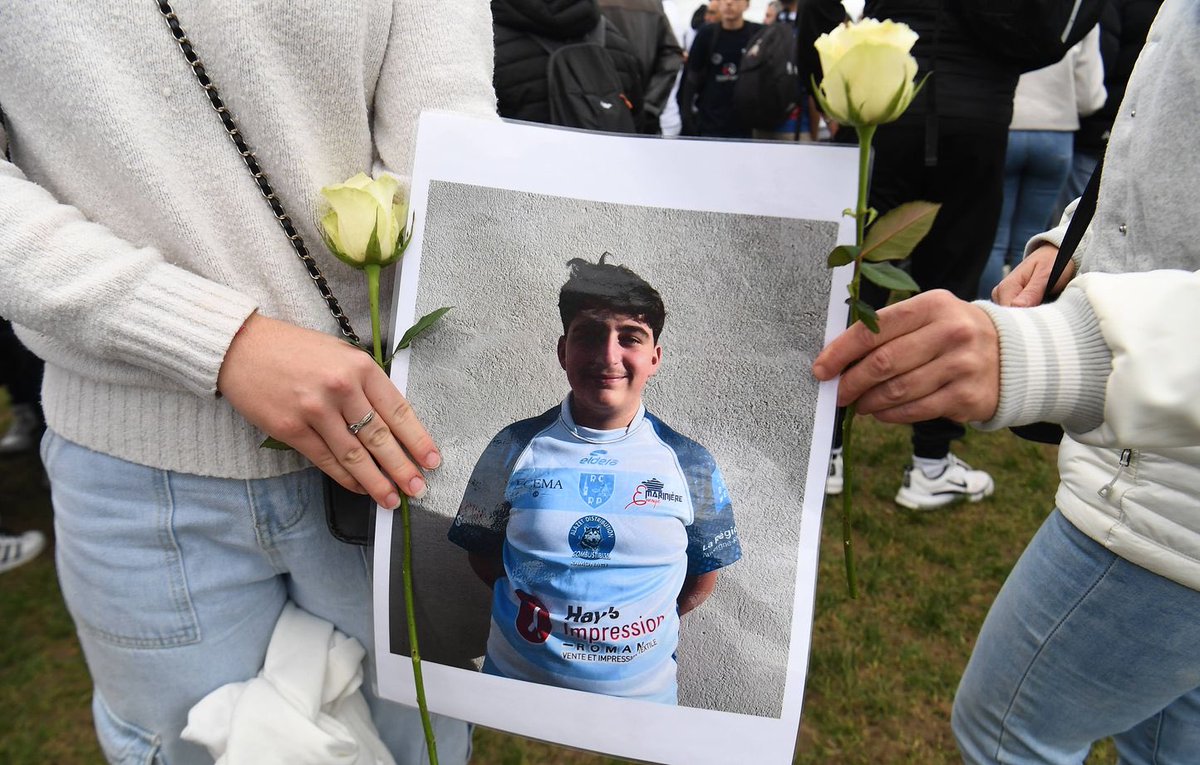 LBleuBlancRouge's tweet photo. 🚨 ALERTE INFO - Meurtre de Thomas à Crépol : la justice retient ENFIN le racisme anti-blanc.

Les juges d’instruction ont décidé de renvoyer les 11 accusés devant une cour d’assises en retenant la circonstance aggravante de racisme. Ils estiment que les faits ont été commis en raison de l’appartenance des victimes à « la race blanche et la nation française ».

Cette décision va à l’encontre des réquisitions du parquet, qui n’avait pas retenu le motif racial. Les magistrats ont suivi les observations des avocats des parties civiles, s’appuyant sur une dizaine de témoignages rapportant des propos tenus lors de l’attaque : « on est là pour planter des Blancs », « tuer des Français », « crever les petits Blancs ».

Thomas Perotto, 16 ans, a été poignardé au cœur dans la nuit du 18 au 19 novembre 2023, à la sortie du bal de village. Quatre personnes ont été grièvement blessées. Aucun des mis en examen n’a reconnu avoir porté le coup mortel.

Après plus de deux ans et demi d’instruction, la qualification raciste est désormais inscrite au dossier. C’est un tournant. Le procès devra dire la vérité sur ce qui s’est passé ce soir-là.

Justice pour Thomas. Justice pour sa famille. Justice pour les victimes du bal de Crépol. ⚖️🇫🇷