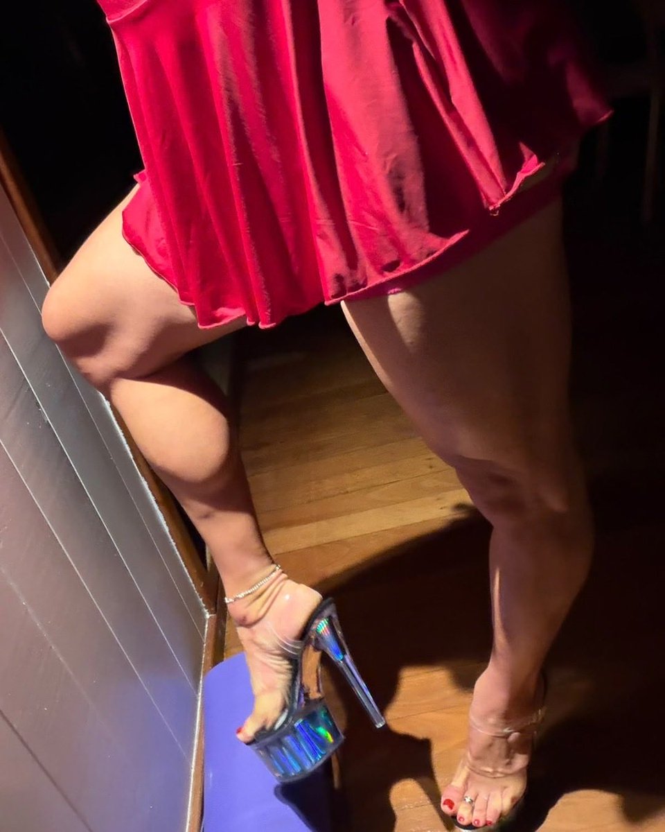 LexiLegsReal's tweet photo. The skirt was decided. Choosing the shoes took considerably longer. 😂 https://t.co/Rie0wdRpYP