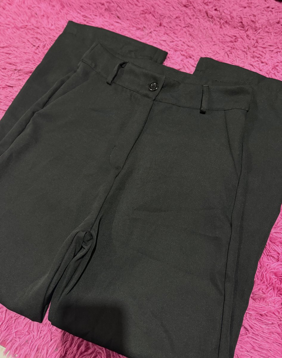 BridgetYeaney's tweet photo. Calça de alfaiataria preta, tamanho P, com modelagem grande. R$70. https://t.co/UmD4TQYkXQ