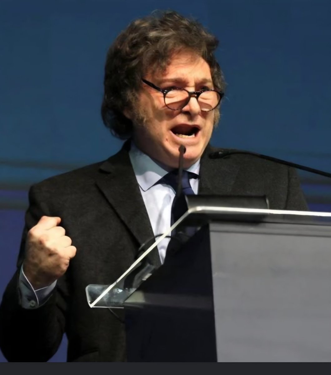 LilitThyra's tweet photo. Milei hat bei der UN-Vollversammlung in New York eine bewusst konfrontative Rede gehalten. Diesmal war seine Rede sogar noch schärfer, als seine früheren Reden dort!

Mit vielen seiner Ausführungen spricht er den Menschen aus der Seele!

Unter anderem warf er der UN vor, sie habe einen bürokratischen Leviathan aufgebaut, der den Menschen vorschreiben wolle, wie sie leben sollen. Dabei bezog er sich auf die Agenda 2030, die Gender-Agenda, den Umweltextremismus und die  unkontrollierte Migration. 

Die Corona-Pandemie mit ihren Zwangslockdowns bezeichnete er als ein „globales Experiment sozialer Kontrolle, getarnt als Wissenschaft“. Dadurch sind Millionen vermeidbare Tote entstanden. Den Menschen wurde das Recht auf Arbeit, Bildung und den Abschied von Verstorbenen genommen, deshalb spach er sogar von Genozid. Das ist auch der Grund, weshalb Argentinien aus der WHO ausgetreten ist. Laut Milei ist die Angst  bewusst als Herrschaftsinstrument eingesetzt worden.
Und damit hat er völlig recht!