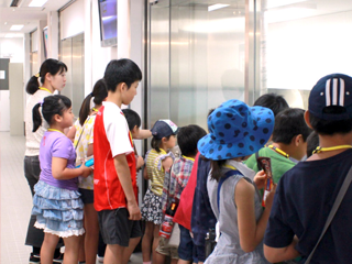 NPB_IAA's tweet photo. ＼印刷局では工場見学を実施しています！／
国立印刷局は全国5工場（東京・小田原・静岡・彦根・岡山）で工場見学を実施しています！
事前予約制となっておりますのでHPよりお申込みください！
https://t.co/xRMkRIX3aL
また、お札の作られる様子は動画でも公開しております！
https://t.co/WLFXUS5ytQ https://t.co/3WgZAao90c