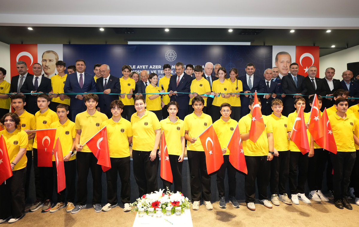 Yusuf__Tekin's tweet photo. 📍 İstanbul

Şile Ayet Azer Aran Savunma Sanayi Mesleki ve Teknik Anadolu Lisemizin açılışını gerçekleştirerek gençlerimizin kabiliyetlerini ülkemizin üretim gücüyle buluşturacak kıymetli bir eğitim kurumunu daha eğitim ailemize kazandırdık.

Türkiye’nin son yıllarda savunma sanayiinde kaydettiği ilerleme, ülkemizin uluslararası alandaki hareket kabiliyetini ve stratejik gücünü artırmaktadır.

Bakanlık olarak ülkemizin güvenliği açısından büyük önem taşıyan bu alanda gençlerimizi daha lise çağında sektörün ihtiyaç duyduğu bilgi, beceri ve üretim kültürüyle buluşturuyoruz.

Bu kıymetli esere katkı sunan Sayın Ayet Azer Aran’a ve okulun kuruluşundan bugüne emeği geçen yöneticilerimize, öğretmenlerimize ve çalışma arkadaşlarımıza teşekkür ediyorum.

Yeni okulumuz Şile’mize, İstanbul’umuza ve ülkemize hayırlı olsun.
