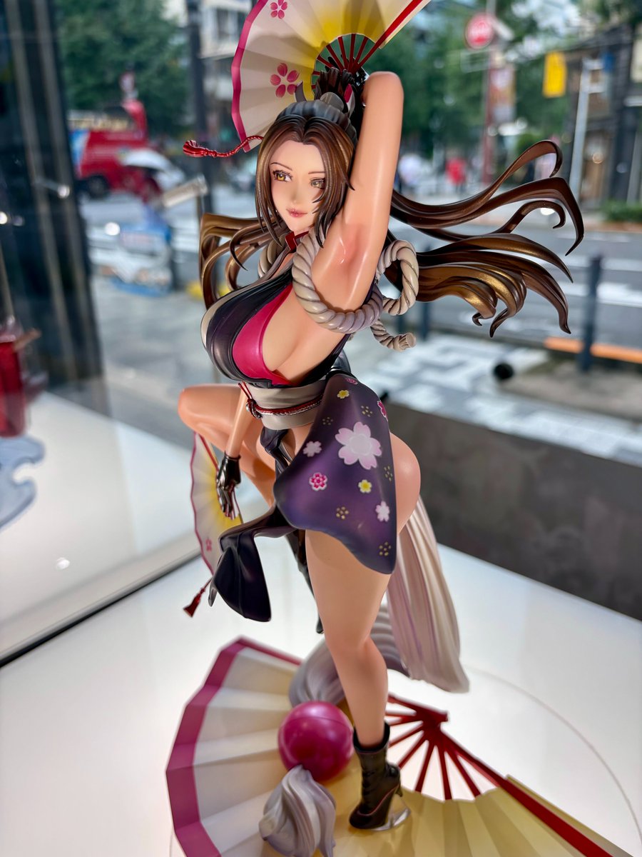 figureTokyo_02's tweet photo. ＼ご予約受付中🪭／

『#THEKINGOFFIGHTERS』シリーズより、
「不知火舞 × ペイントアーティスト MAマン」コラボレーション！

扇子を掲げ、舞うような艶やかなポージングで不知火舞が立体化✨
差し替え顔パーツによる表情の変化にも注目です👀

さらに、東京フィギュアAKIBAGalleryにて実物展示中！
ぜひ間近でご覧ください🔥

📍ご予約はこちら
➤ https://t.co/TIaHib574h

#KOF #不知火舞 #フィギュア