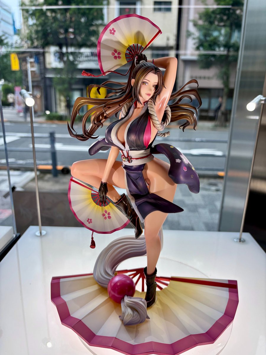 figureTokyo_02's tweet photo. ＼ご予約受付中🪭／

『#THEKINGOFFIGHTERS』シリーズより、
「不知火舞 × ペイントアーティスト MAマン」コラボレーション！

扇子を掲げ、舞うような艶やかなポージングで不知火舞が立体化✨
差し替え顔パーツによる表情の変化にも注目です👀

さらに、東京フィギュアAKIBAGalleryにて実物展示中！
ぜひ間近でご覧ください🔥

📍ご予約はこちら
➤ https://t.co/TIaHib574h

#KOF #不知火舞 #フィギュア
