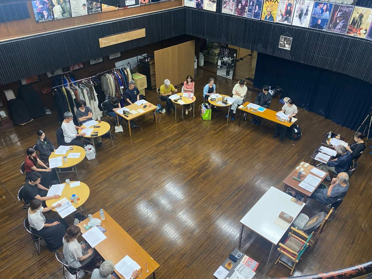 mumeijuku_info's tweet photo. 読み稽古
稽古場にて

『わが町』 https://t.co/WdXk5Ffgim