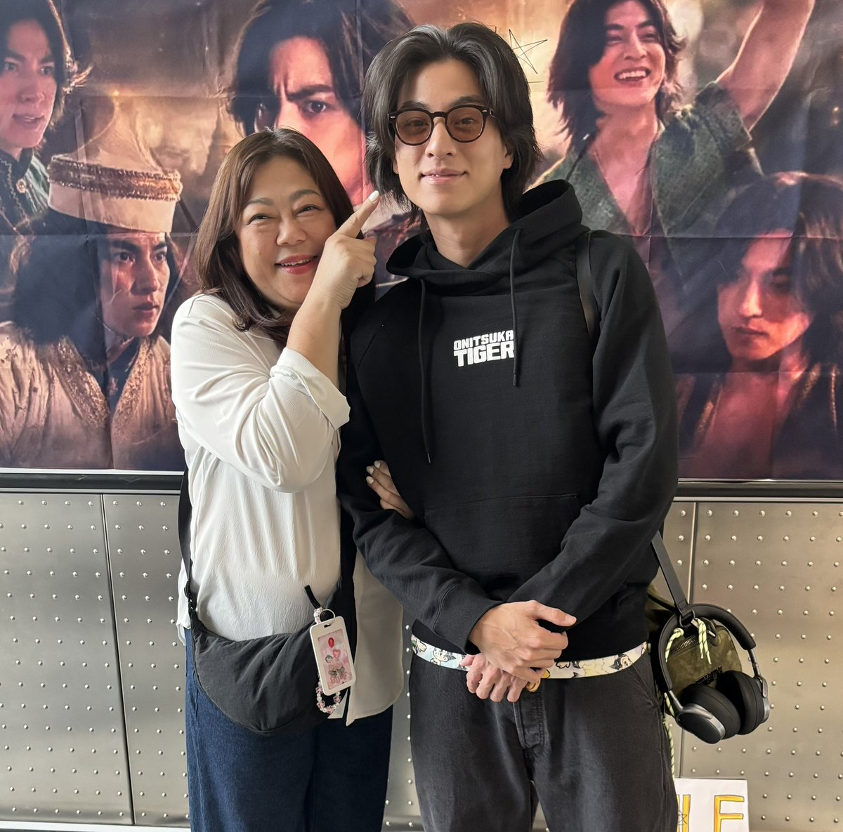 VChobkit's tweet photo. ส่งลูกชายกลับไทยแล้วนะคะ คิดถึงแล้ว💛💛

ONITSUKA TIGER SS27 FEAT GULF
#OnitsukaTigerSS27xGULF
#OnitsukaTigerSS27
#OnitsukaTiger
#GulfKanawut ​#MFW 
@OnitsukaTiger @gulfkanawut https://t.co/zUJa7tdG97