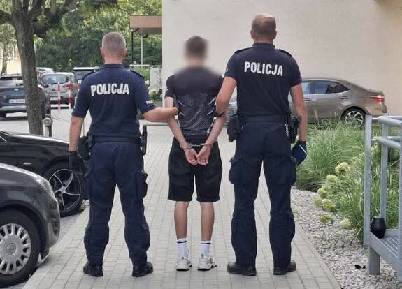 mordownik4u's tweet photo. 🚨Gang Ukraińców🇺🇦 w Sulejówku. Rozbój na dwóch kobietach (42 i 19 lat) przy użyciu atrapy broni, zrabowane 5,5 tys. zł i dokumenty. Sprawcy: dwóch 17-latków i dwóch 15-latków z Ukrainy.

Policja nie czekała. Dzielnicowi z Sulejówka ruszyli w pościg od razu, dogonili pierwszych. Reszta jednostek dołączyła, ostatniego 15-latka wzięli jeszcze tego samego dnia w Warszawie.

Bonus: jeden z 17-latków już 15 lipca ograbił jedną z tych samych kobiet na 1500 zł. Wtedy nikt nie zgłosił. Teraz powiązali.

Sąd: 17-latkowie-3 miesiące aresztu. 15-latkowie - schronisko dla nieletnich.

Policja zadziałała jak trzeba. Problem zaczyna się wcześniej 15- i 17-latkowie z atrapą, drugi rozbój na tej samej kobiecie, pierwsze zgłoszenie dopiero teraz. 

ℹ️KPP w Minsku Mazowieckim