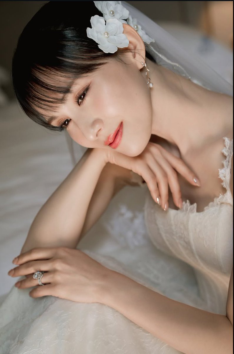 ayanonigiri's tweet photo. my god a-chan looks so beautiful in white https://t.co/5yjW8DmAoW