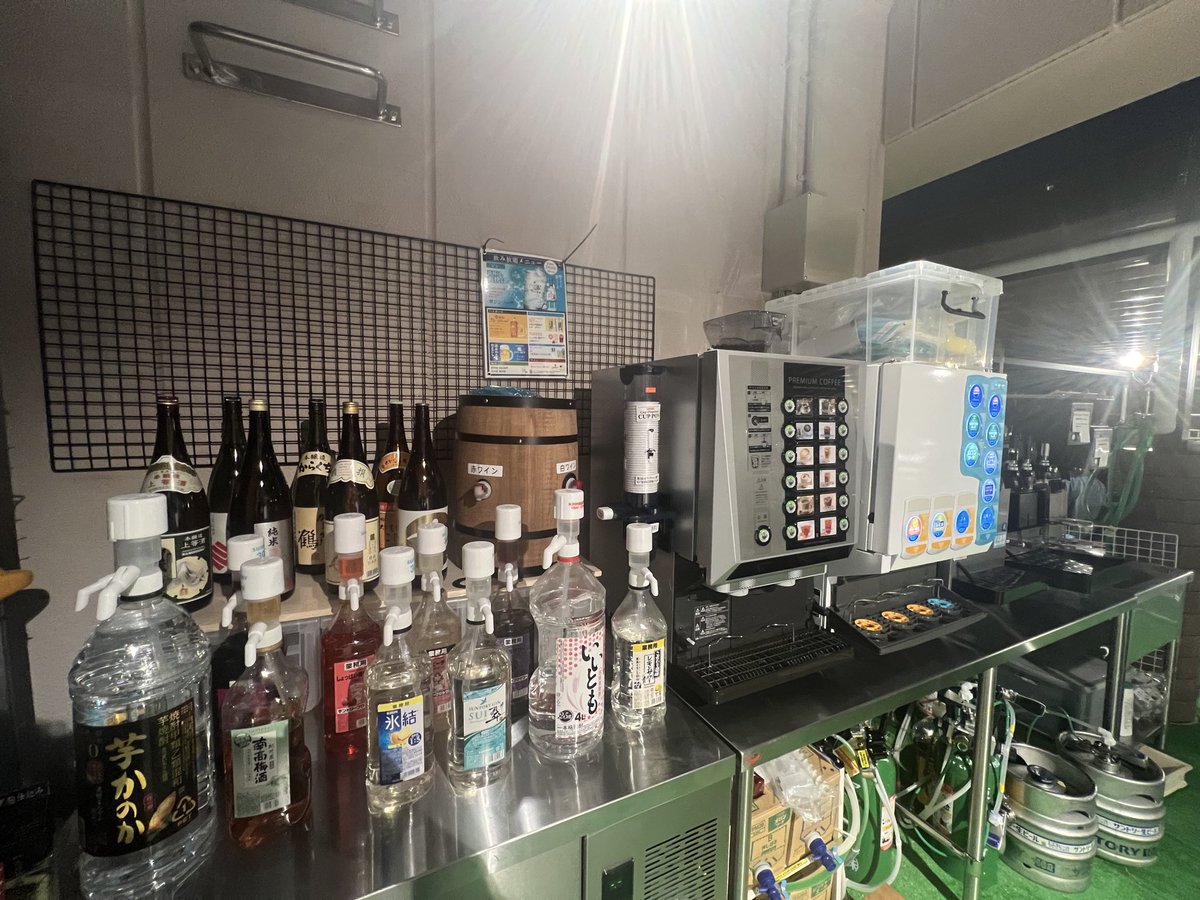 faunaplusdesign's tweet photo. 犬と泊まれる宿に泊まったら、夕食会場は屋上貸切で、無駄に明るいお姉さんが、「好きなようにやって下さい」と言い残して去って行った。1番奥に生ビールのサーバがあるよ。ボタンひとつで上手にジョキを傾けて注いでくれる。 https://t.co/vLCje4u3Mm
