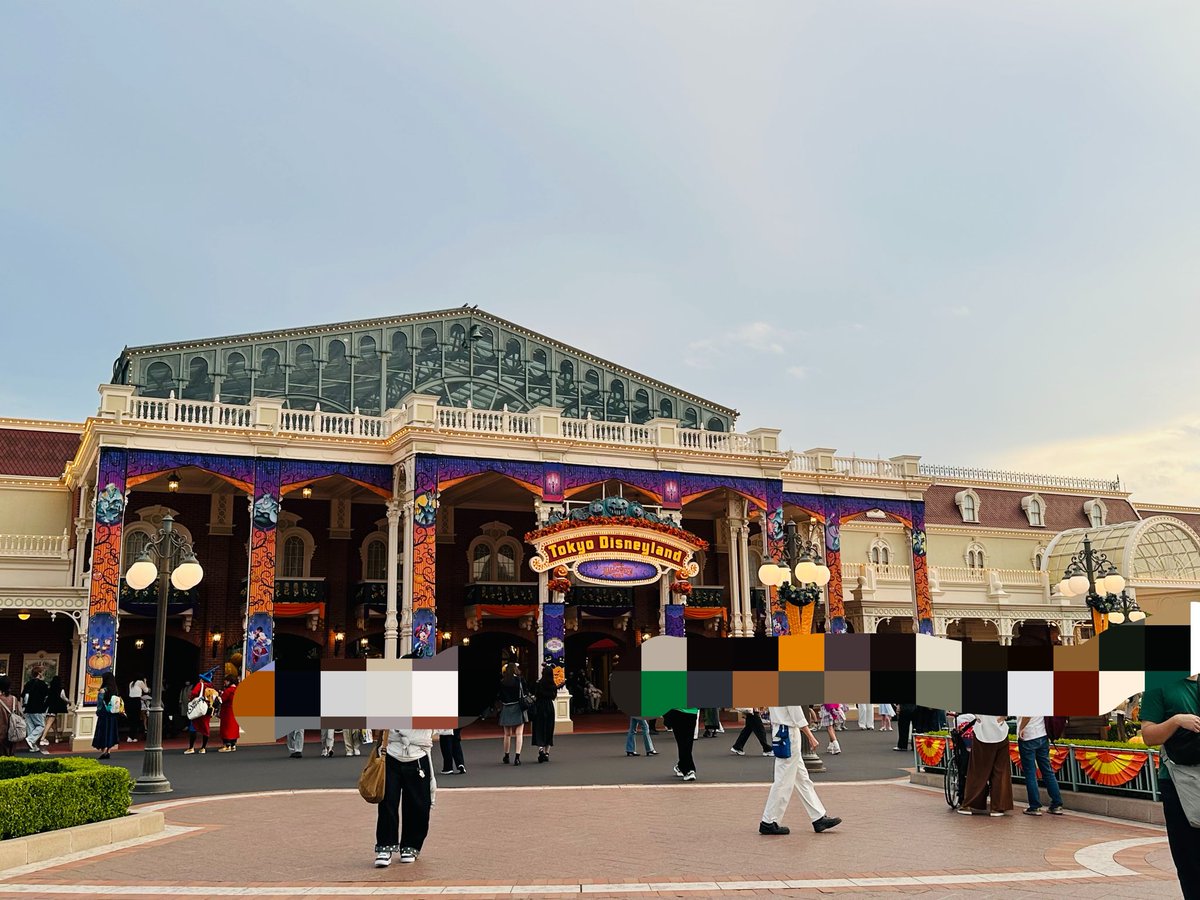 yuuyuu80's tweet photo. 家族でディズニーランドに行ってました
ハロウィンイベントでした
ホーンテッドマンション良きでした https://t.co/cYX465wDIm