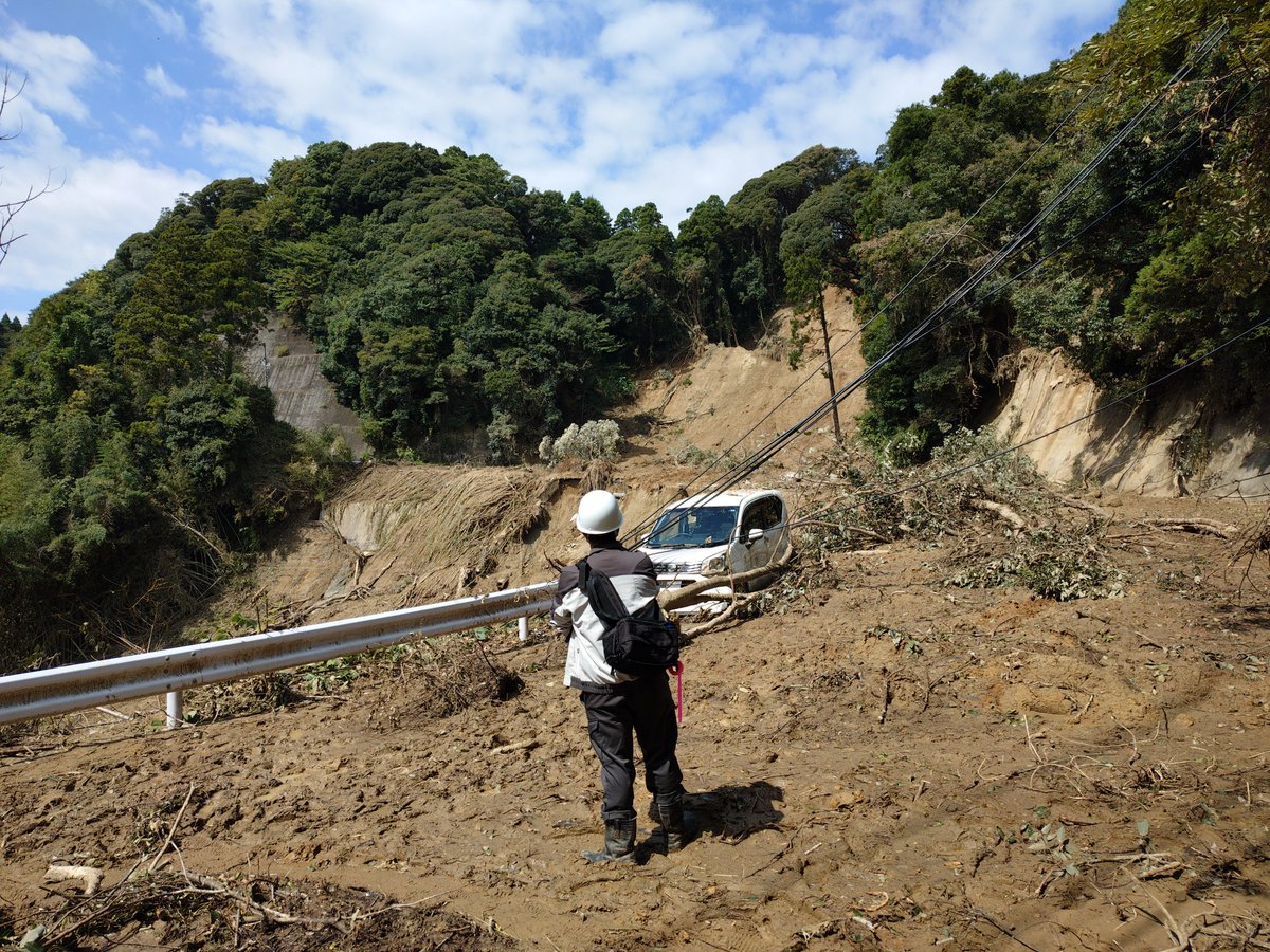 chibaken_kouhou's tweet photo. 【千葉県 道路情報マップ】
台風25号の影響等による通行止め・復旧状況が分かるマップを公開しました。（主に高速道路・国道・県道）

県でも、関係機関と連携して全力で復旧作業にあたっています。
引き続きご不便をおかけしますが、ご理解・ご協力をお願いします。
https://t.co/4n8QTrV1To https://t.co/YMh3A19Qhs