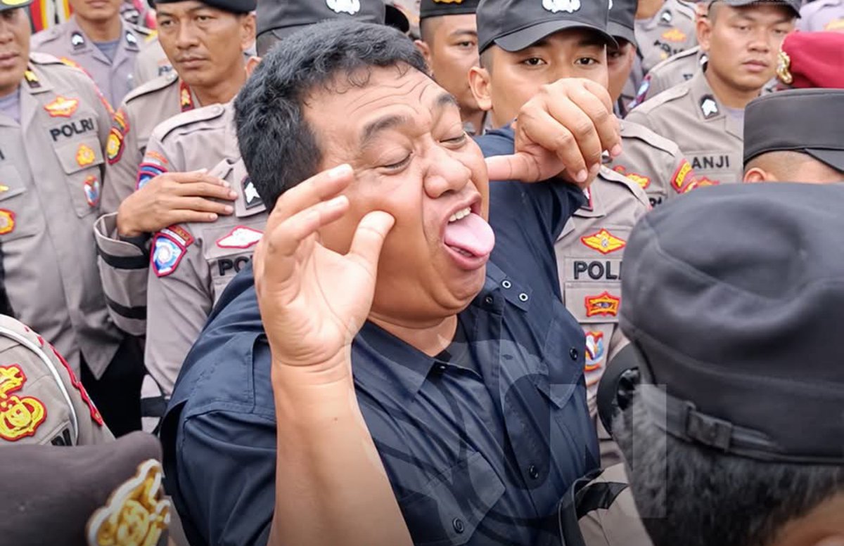 Opposisi6890's tweet photo. Liat kelakuan personil bpk satu ini... 

Bpk @ListyoSigitP tlg di tindak tegas anggota bpk

Waktu dan Lokasi: 

Peristiwa ini terjadi saat unjuk rasa memperingati Hari Tani Nasional di depan Kantor Gubernur Bengkulu pada hari Kamis, 24 September 2026. https://t.co/VDqDcDzTOO