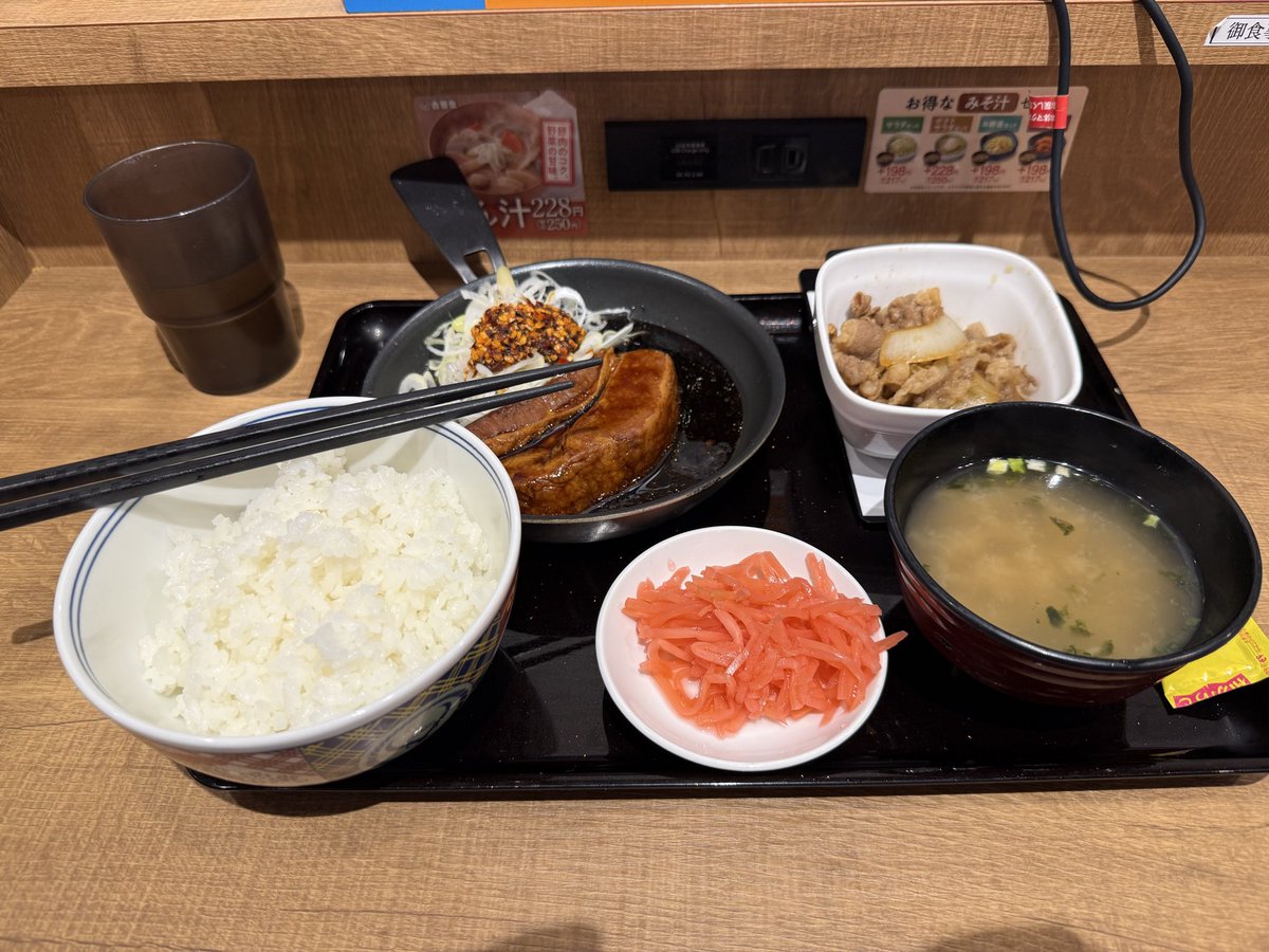 TO_SEAwithDQW's tweet photo. しごおわ！
ほこ活前に腹ごしらえ！
ご飯2杯いってしまった…🐷ブヒ https://t.co/NFeopPNnWk