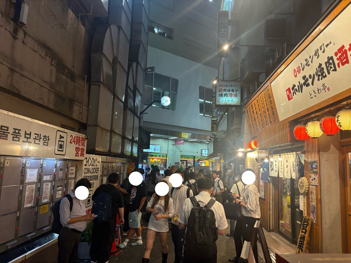 dig_kunita's tweet photo. 横浜西口の路地、勝手に路上が喫煙所のようになっててセンター街や歌舞伎町より治安終わってて横転

そりゃ相鉄が再開発で「浄化」したがるわけだ... https://t.co/C7NjRsM2Xb