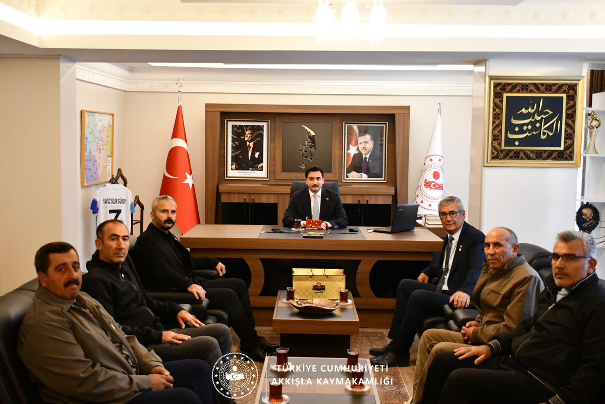 TC_akkisla's tweet photo. 📍Kaymakamlık Makamı

Yeni Parti Akkışla İlçe Başkanı Sayın Halis YAVUZYAŞAR ve beraberindeki heyet, İlçe Kaymakamımız Sayın Yavuz Selim GÜNDAY'ı makamında ziyaret etti. https://t.co/vYHg7TOcDk