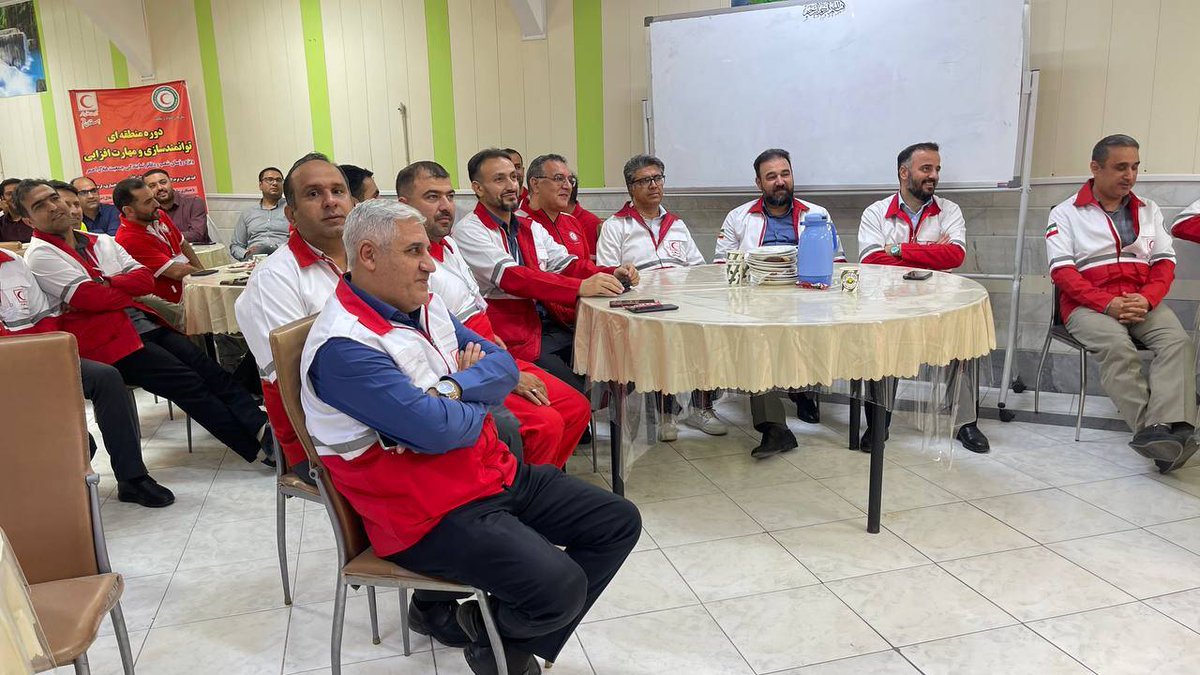 IRcsraro's tweet photo. محمودی: رؤسای شعب، نمود بیرونی هلال‌احمر و الگوی رفتاری در جامعه هستند
رئیس سازمان امدادونجات در آیین افتتاحیه دومین دوره منطقه‌ای توانمندسازی رؤسای شعب در قم، بر نقش آنان در ترویج فرهنگ ایثار و فداکاری و الگوسازی در جامعه تأکید کرد. 

#هلال_احمر #امداد_و_نجات #توانمندسازی https://t.co/2SbWxiHoni