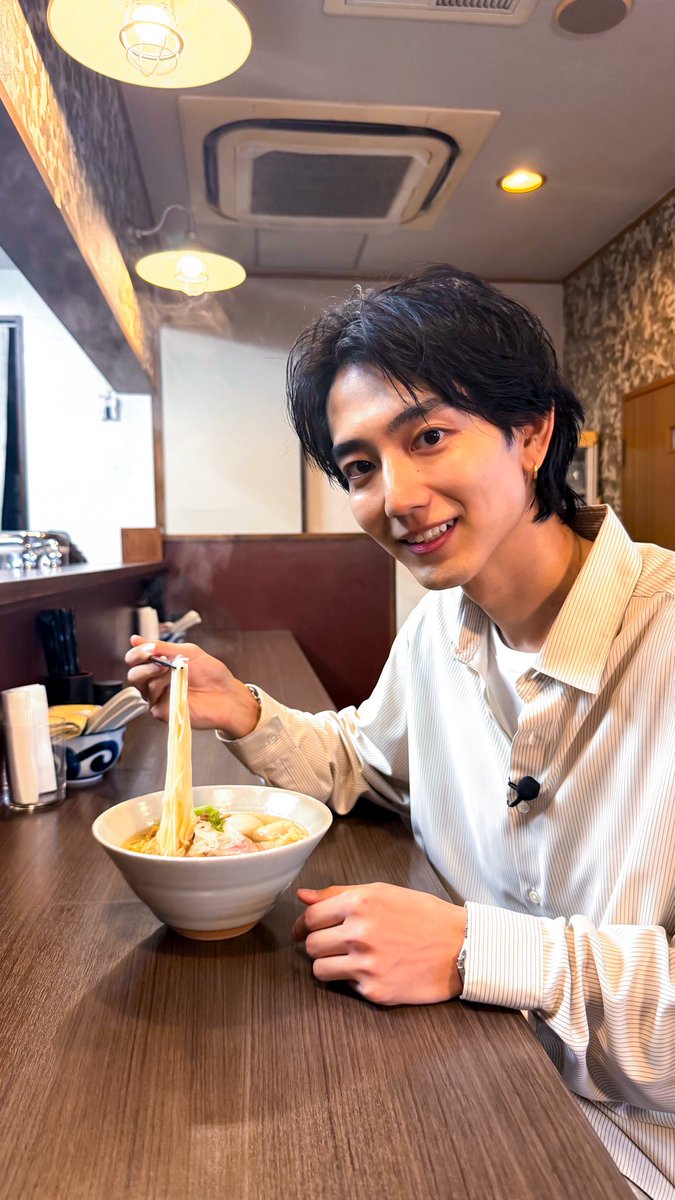 bstbs_drama23's tweet photo.  ︎︎／
👺#天狗の台所 Season3 お知らせ
 ︎︎＼
⁡
9月26日土曜よる9時54分〜
BS-TBS #ラーメンを食べる。 に
基役 #駒木根葵汰 さんが出演！
⁡
⁡駒木根さんが千葉・都賀『麦づら』さんの
ラーメンをいただきました🍜

ぜひご覧ください😊 https://t.co/abosKcDDQE
