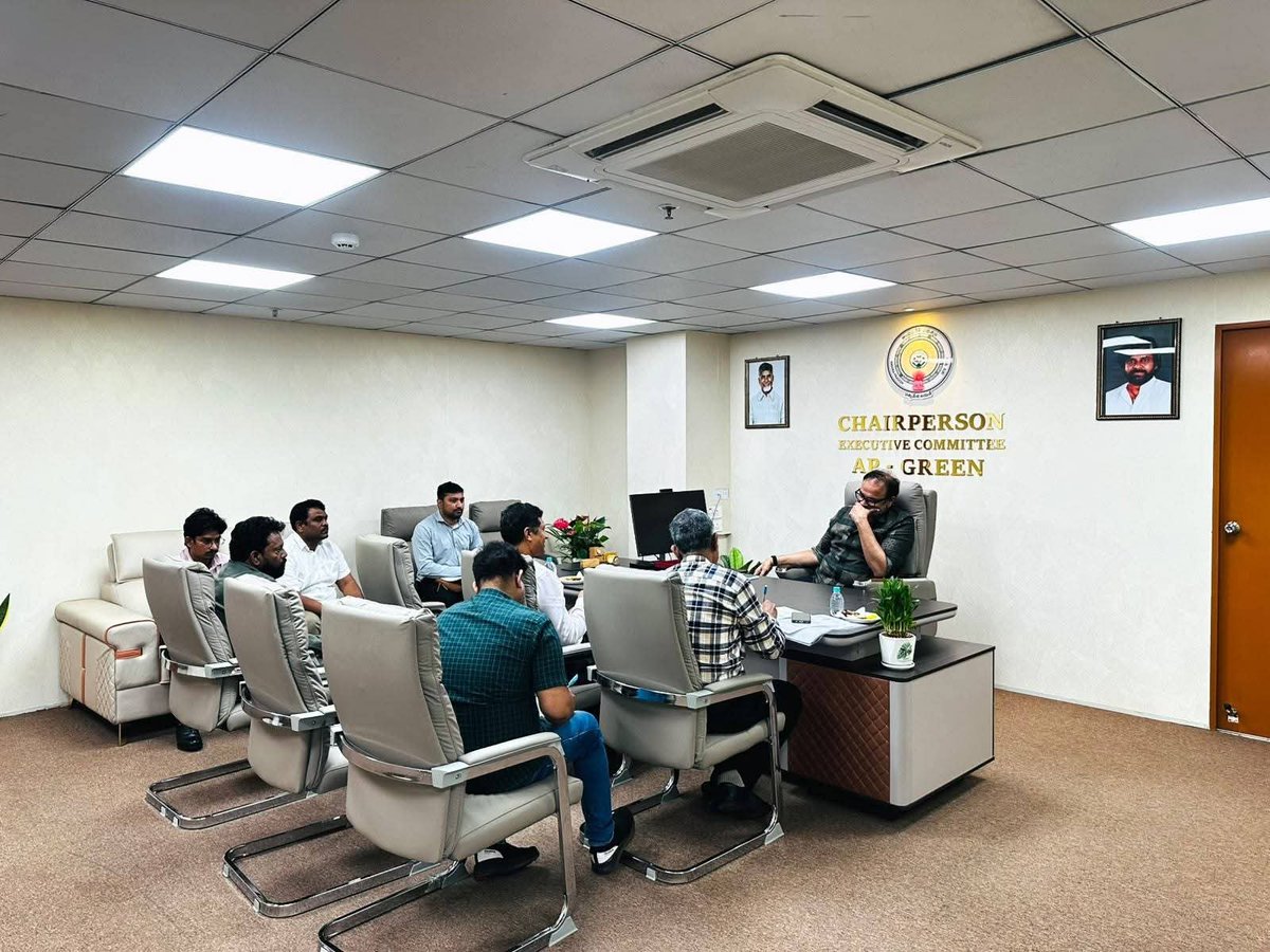 NMediaNewsOffl's tweet photo. ఏపీ-గ్రీన్‌పై నాగబాబు సమీక్ష

ఆంధ్రప్రదేశ్‌లో హరిత అభివృద్ధిని వేగవంతం చేసే చర్యలపై AP-GREEN ఎగ్జిక్యూటివ్ కమిటీ చైర్మన్, ఎమ్మెల్సీ శ్రీ నాగబాబు సమీక్షా సమావేశం నిర్వహించారు.

నిధుల సమన్వయం, సిబ్బంది ��లోపేతంపై సమీక్షించారు

#APGREEN #GreenAndhraPradesh #APFD #NMedia https://t.co/dV3MNfyNne