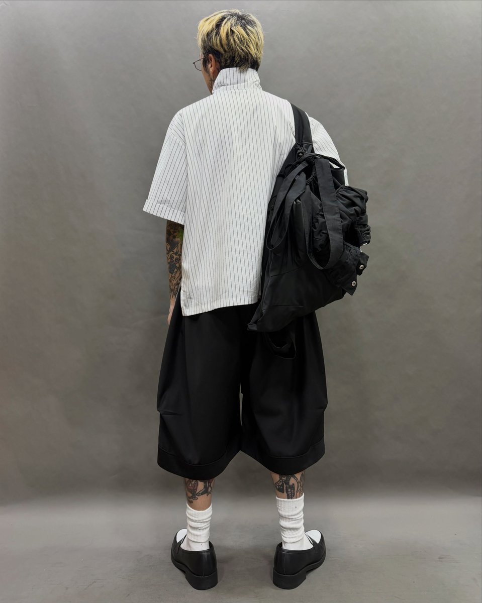 PollyPatriquin's tweet photo. 白色背心雞翼袖、條紋企領恤衫、黑色立體短西褲、2 Way Bag及真皮黑白Loafer現正發售。單次購買滿$800成為VIP，享韓貨9折及自家出品95折。所有圖片均為實物拍攝，歡迎Inbox查詢。 https://t.co/5fM41xlFDC