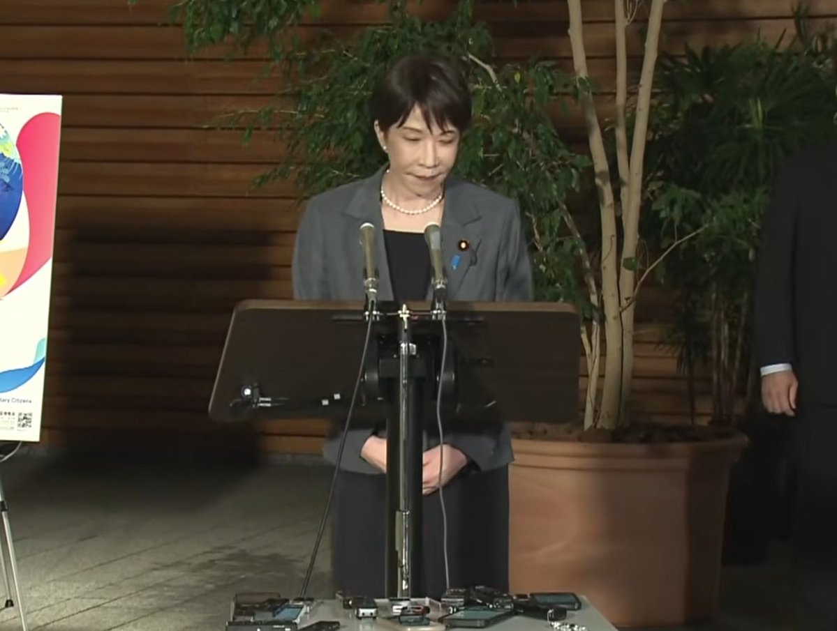toubennbenn's tweet photo. 本日の高市さんのぶら下がり

毎度おなじみ「演台」が用意され
最初からそこに「原稿」もセット済み

チラチラチラチラそれを見ながら読み上げるこの儀式

歴代総理は自分の頭に入れてきてやっていたものだけど、高市さんは全く違い、ゴリゴリ原稿スタイル。
文字さえ読めれば、誰でもできるお仕事です https://t.co/Io3NbVezLF