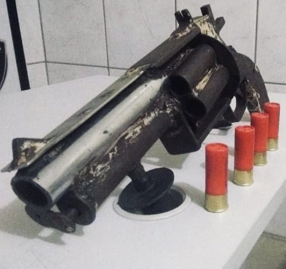 NotivistaMX's tweet photo. Así era el "trinta e doze", un arma casera mitad revólver, mitad escopeta, que la policía de Brasil aseguró en Mossoró. Tenía capacidad para cuatro cartuchos calibre 12. Las fotos, de 2018, vuelven a hacerse virales.

#Brasil #Viral #FYP https://t.co/oRfUvy73EK