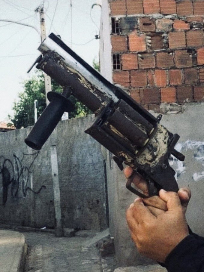 NotivistaMX's tweet photo. Así era el "trinta e doze", un arma casera mitad revólver, mitad escopeta, que la policía de Brasil aseguró en Mossoró. Tenía capacidad para cuatro cartuchos calibre 12. Las fotos, de 2018, vuelven a hacerse virales.

#Brasil #Viral #FYP https://t.co/oRfUvy73EK