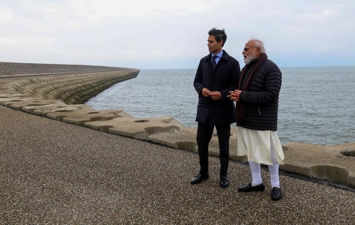Bhupendrapbjp's tweet photo. जल-समृद्ध गुजरात के संकल्प को साकार करने की दिशा में जुड़ा महत्वपूर्ण अध्याय... 

माननीय प्रधानमंत्री श्री @narendramodi जी की नीदरलैंड्स यात्रा के दौरान विश्वप्रसिद्ध Afsluitdijk बांध के अध्ययन और गुजरात के कल्पसर प्रोजेक्ट के संबंध में दोनों देशों के बीच हुए प्रारंभिक समझौतों को आगे बढ़ाते हुए एक महत्वपूर्ण त्रिपक्षीय MoU संपन्न हुआ है।

माननीय केंद्रीय जल शक्ति मंत्री श्री @CRPaatil जी की उपस्थिति में केंद्रीय जल आयोग, गुजरात सरकार तथा नीदरलैंड्स की विख्यात संस्थाओं - डेल्टारेस एवं टीयू डेल्फ्ट के बीच हुए इस करार से गुजरात की महत्वाकांक्षी 'कल्पसर परियोजना' के कार्यों को अभूतपूर्व गति और नई उड़ान मिलेगी।

मुझे खुशी है कि समुद्री बांध, आधुनिक हाइड्रोलिक इंजीनियरिंग और टिकाऊ जल प्रबंधन में नीदरलैंड्स की सदियों पुरानी वैश्विक विशेषज्ञता और अत्याधुनिक तकनीकों का सीधा लाभ गुजरात की इस परियोजना को प्राप्त होगा।

खंभात की खाड़ी में मीठे पानी के इस विशाल जलाशय के निर्माण से न केवल गुजरात के विशाल भूभाग को पीने का शुद्ध जल और कृषि के लिए निर्बाध सिंचाई सुविधा उपलब्ध होगी, बल्कि यह परियोजना तटीय कटाव नियंत्रण, भूजल पुनर्भरण, स्वच्छ ऊर्जा और सौराष्ट्र एवं दक्षिण गुजरात के बीच कनेक्टिविटी में क्रांतिकारी बदलाव लाएगी।

इस MoU के लिए गुजरात की ओर से आदरणीय प्रधानमंत्री जी का हृदय से आभार व्यक्त करता हूँ। साथ ही इस प्रक्रिया को तत्परता से आगे बढ़ाने के लिए जल शक्ति मंत्रालय का भी आभार व्यक्त करता हूँ। गुजरात का यह महत्वपूर्ण प्रोजेक्ट अब साकार होने की दिशा में तेज़ी से आगे बढ़ेगा।

@narendramodi 
@CRPaatil
#KalpasarProject