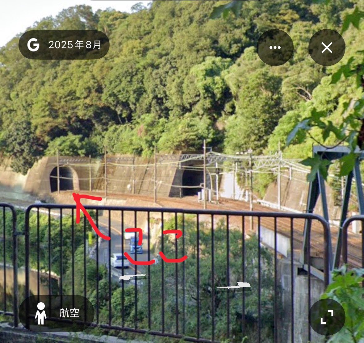 NaRiRiTmo's tweet photo. 一つ疑問に思うんだけど，左の画像見たいなとこでの撮り鉄、たまに見るけどこれどうやって撮ってるん！？どう考えても無理だろって思うの私だけ？
左画像:能勢電公式YouTubeチャンネル
右画像:Googleマップ　より https://t.co/MjU9uwziJn