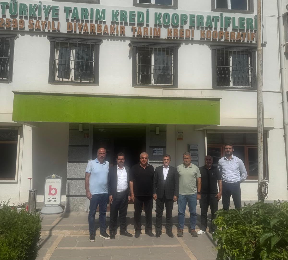 DiyarbakirTB's tweet photo. Borsamız Yönetim Kurulu Başkanı ve TOBB Yönetim Kurulu Üyesi Engin Yeşil, Meclis ve Yönetim Kurulu Üyelerimizle birlikte Diyarbakır Tarım Kredi Kooperatifi Başkanı Nesih Çelik ve Diyarbakır Tarım Kredi Kooperatifi Müdürü Ömer Atilla’yı ziyaret etti.

Nazik ev sahiplikleri için Sayın Nesih Çelik ve Sayın Ömer Atilla’ya teşekkür ediyoruz.