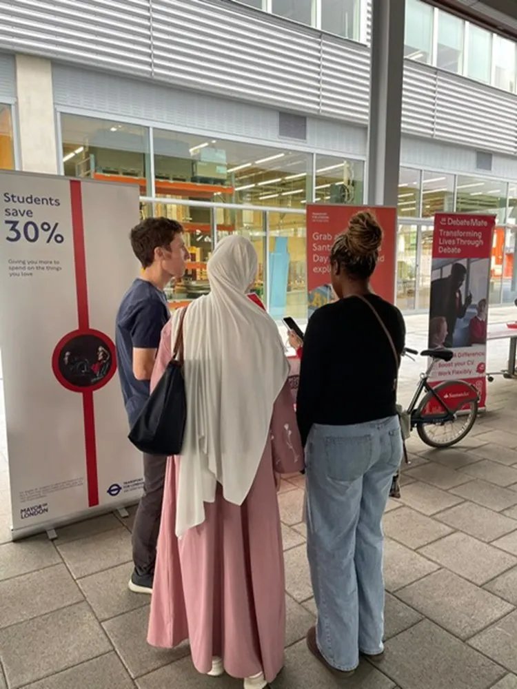 willnorman's tweet photo. Did you know that London is home to over 400,000 students?

@TfL offers a 25% discount on Santander Cycles to London students - making it one of the cheapest ways to travel around the capital.

Great to see the team out talking to new students during freshers week. https://t.co/w24EAwB6vd