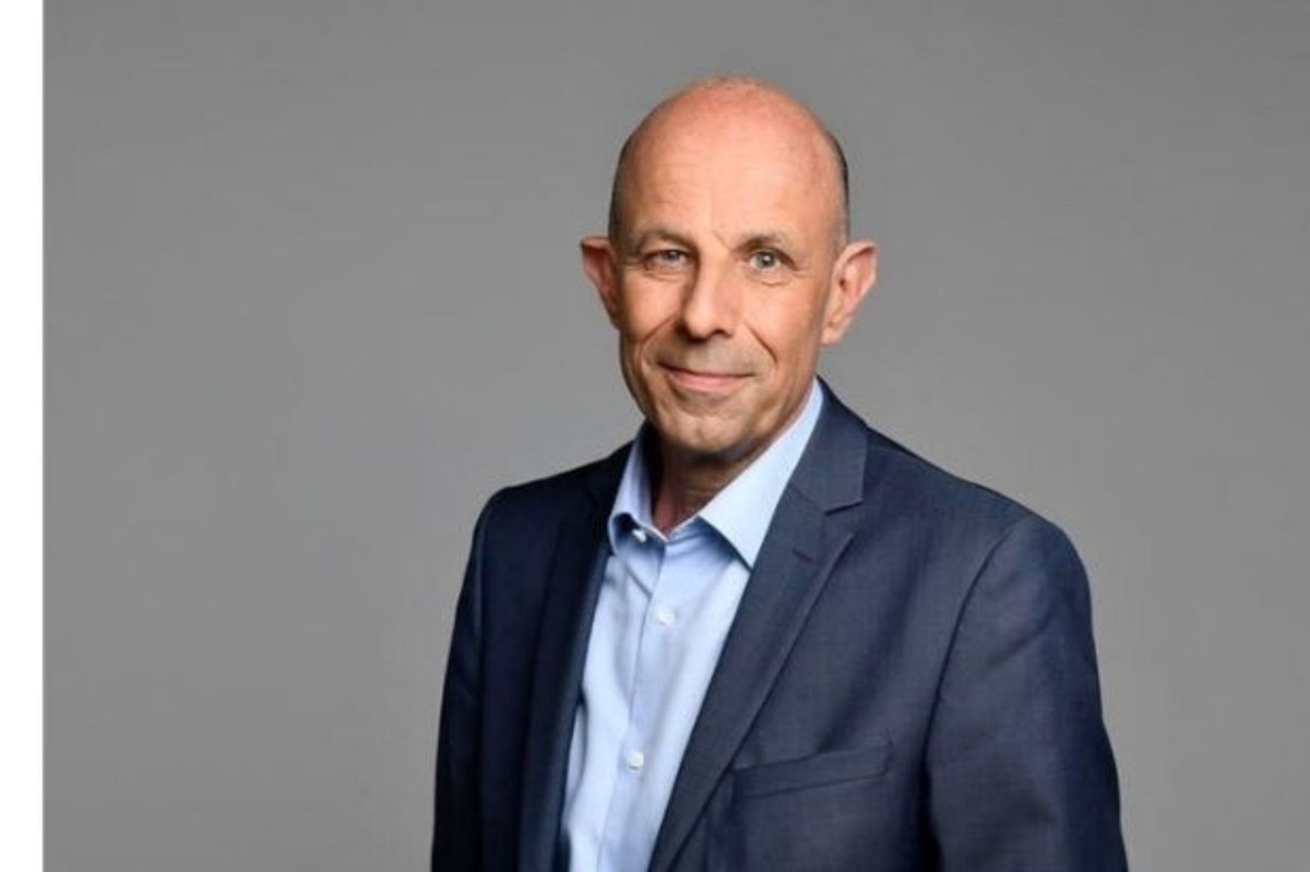 CaronAymericoff's tweet photo. ⚠️ Affaire de la carte blanche d’Adèle Haenel censurée par France Télé en replay - SECONDE PARTIE DES ÉCHANGES.

Mardi dernier, dans le cadre de mon rapport annuel sur l’audiovisuel public, j'auditionnais la présidente de France Télévisions @DelphineErnotte. Elle était accompagnée du secrétaire général de FTV Christophe Tardieu et de son directeur de cabinet Baptiste Rossi.

Il est important de préciser que ce dernier écrivait jusqu'à récemment les discours d'Emmanuel Macron. Il avait été recommandé à ce poste par Bernard-Henri Lévy. Rossi ne cache rien de cette proximité. Il a affirmé à Libé : "Je dois beaucoup à BHL".

La première partie de nos échanges a pu surprendre, mais la suite est tout aussi étonnante :

AC : "Mme la présidente, avez-vous été consultée avant la dépublication du replay de la carte blanche d’Adèle Haenel?

DE : Non, j’en ai été informée après, mais je soutiens cette décision.

AC : Alors qui a demandé et décidé cette suppression du replay?

DE & CT : …

AC : J’aimerais comprendre la chaîne de décision qui amène à supprimer cette séquence du replay. Qui alerte qui? Qui décide de quoi?

DE & CT : On vous le répète, c’est parce que nous avons reçu des plaintes de téléspectateurs.

AC : Mais contrairement à ce qui a été dit, ce ne sont pas les plaintes de l’ARCOM qui vous ont alertés car vous n’avez aucun contact à ce moment là avec l’ARCOM.

DE & CT : Non, nous n’avons pas eu de contact avec l’ARCOM mais compte tenu des messages que nous recevons, nous comprenons qu’il va y avoir beaucoup de saisines de l’ARCOM.

AC : Vous m’expliquez donc que vous prenez une décision par anticipation d’une situation dont vous ne connaissez pas la réalité… je repose la question: qui a pris cette décision? Je m’interroge car je me souviens que la directrice de la communication de France Télé a eu un contact direct avec la députée Caroline Yadan, laquelle avait demandé la suppression d’un bandeau sur les « otages palestiniens » sur France InfoTv.

DE & CT : le bandeau n’a pas été retiré parce que Caroline Yadan l’a demandé…

AC: Ah bon? Votre directrice de communication a quand même pris la peine de la rassurer sur les réseaux, en l’appelant « Caroline » et en lui envoyant un cœur  …

DE & CT : Ça n’a rien à voir.

AC : Puisqu’on reparle de cette affaire, Caroline Yadan avait aussi demandé sur les réseaux le renvoi de la personne qui avait rédigé le bandeau, or j’ai appris par les syndicats que la personne en question a bien été sanctionnée.

CT : Ce n’est pas vrai, elle n’a pas été sanctionnée.

AC : Si.

CT : Non.

AC : Si, il s’agit d’un pigiste qui n’a plus jamais travaillé pour vous.

CT : Il n’a pas été sanctionné.

AC : Si, vu qu’il n’a plus jamais travaillé pour vous.

CT : Il n’a pas été sanctionné, c’est juste que son contrat n’a pas été renouvelé.

AC : Vous ne lui renouvelez pas son contrat mais il n’est pas viré, c’est original.

Baptiste Rossi (qui lève les yeux au ciel depuis quelques minutes) : Et vous pensez que c’est sur intervention de Caroline Yadan, c’est vraiment n’importe quoi !

AC : Avouez que la coïncidence est quand même troublante. Permettez-moi de vous reposer la question: qui a pris la décision de dépublier le replay de la carte blanche d’Adèle Haenel?

DE : C’est moi qui ai pris cette décision, pour tout ce qui se passe à  France Télé c’est moi la responsable.

AC : Que vous soyez responsable en tant que dirigeante de France Télé ok, mais qui a pris la décision?

DE : C’est moi.

AC : Ce n’est pas vous, vous m’avez affirmé l’inverse il y a 5 minutes.

DE : Ce n’est pas vrai."