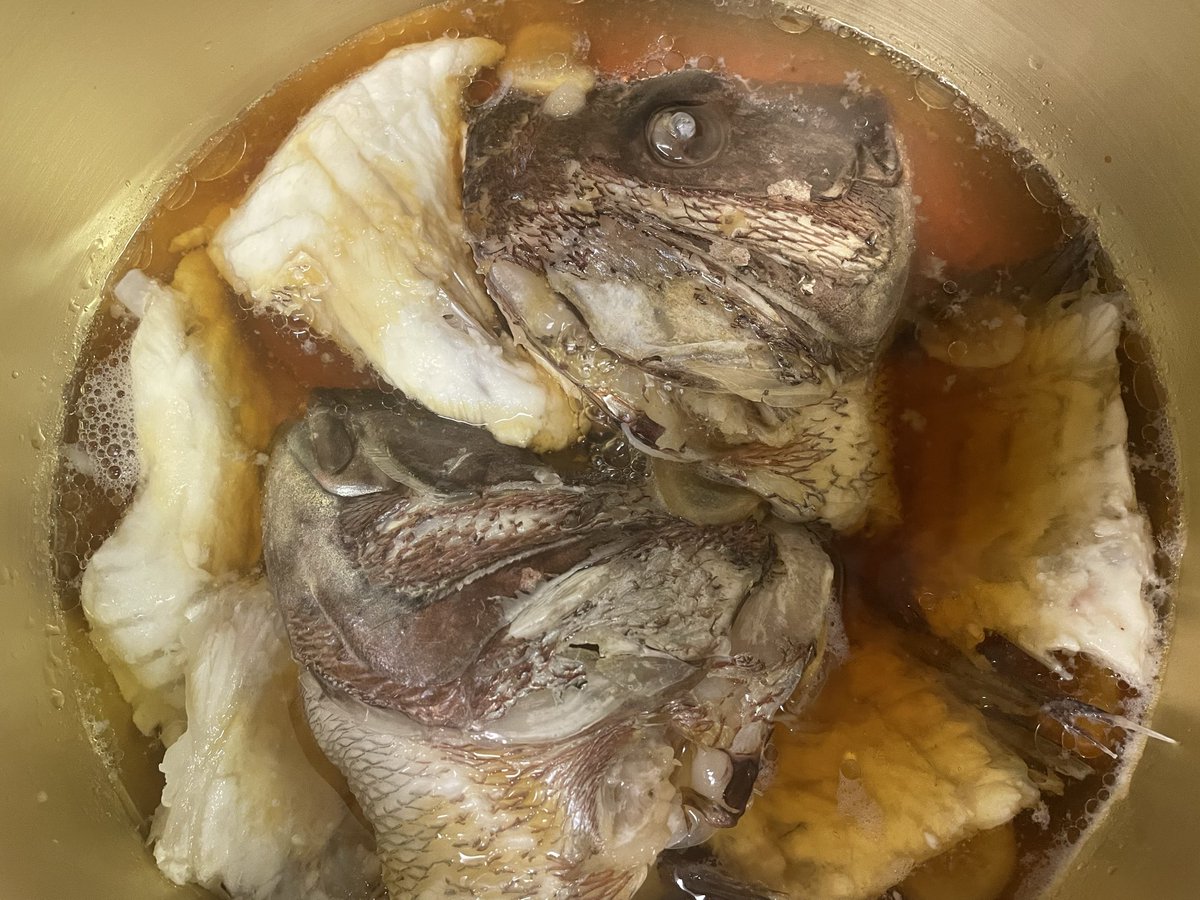 PhilonSalonica's tweet photo. 正解は〜…自治会の集会でしか見たことがないデカすぎる大鍋で作る、真鯛のあら煮でした〜♡ https://t.co/gQFjgMXMJD