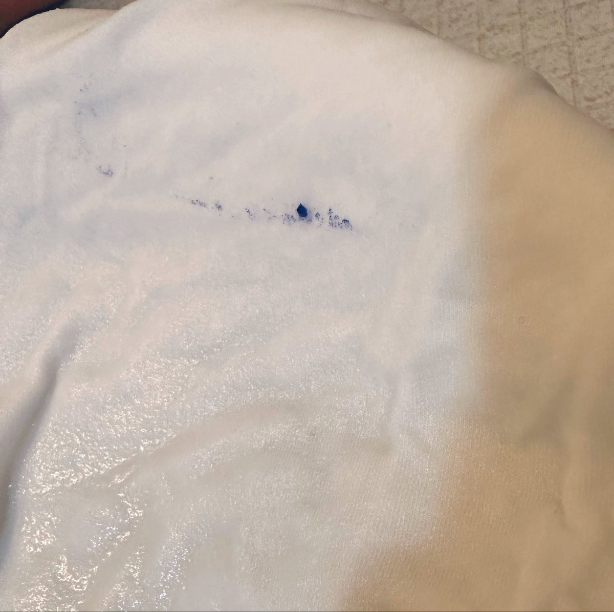 yukaric03886076's tweet photo. 【大悲報】動揺した旦那、とりあえず残りの服もかけておこうとこの塗料がついたままのアイロンで私のTシャツにアイロンかけちゃったらしい。
ワイのオキニTシャツに当然色がうつって証拠隠滅しようと慌てて洗剤につけてたらしいw
もう笑う😂素敵な金曜日をありがとう💕笑笑笑 https://t.co/VXLBpFBMYv