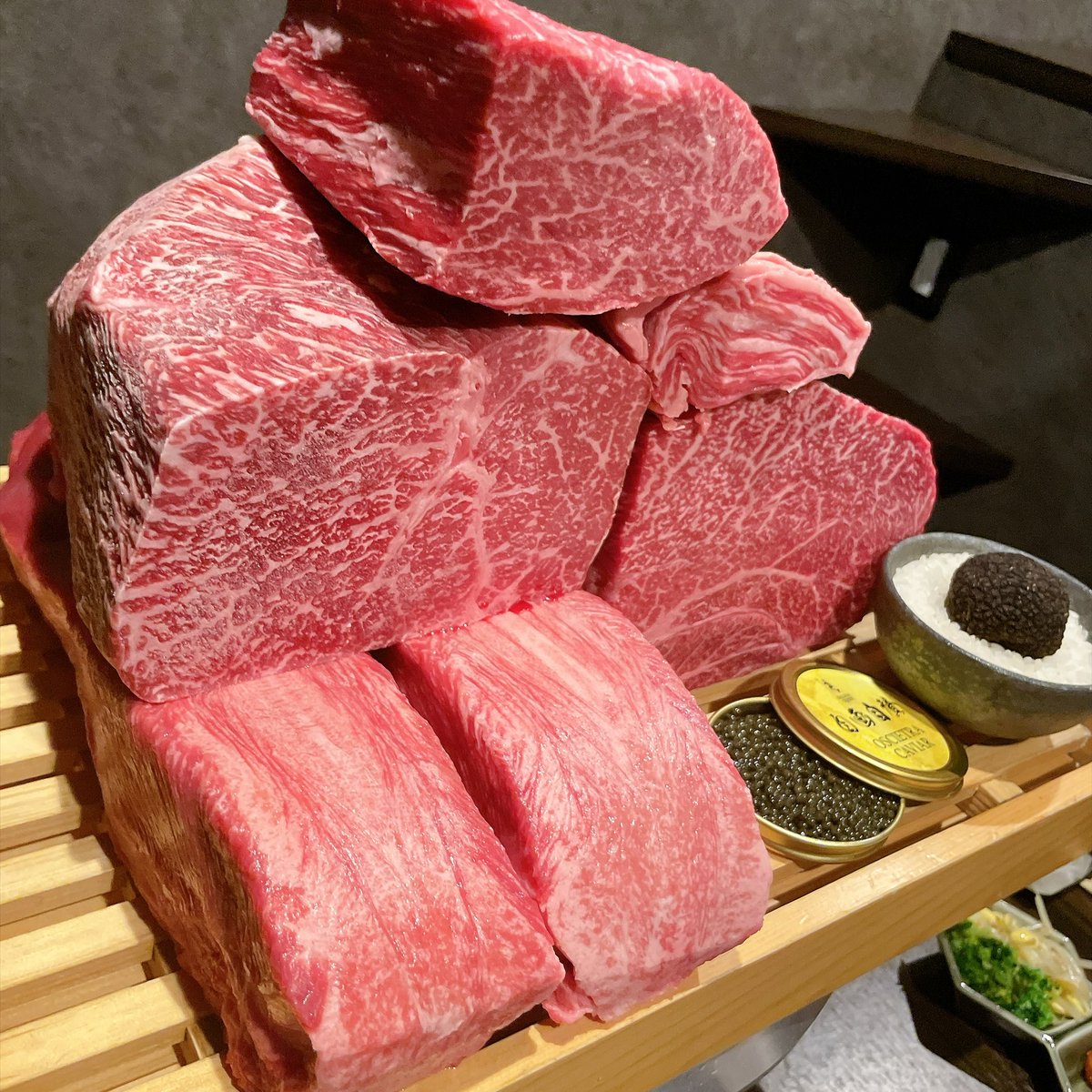 natsucali's tweet photo. ？？？「大変長らくお待たせしました。本日の焼肉です。」 https://t.co/8Bpa0fC9ks