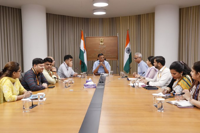 airnews_abad's tweet photo. ➡️MSME મંત્��ાલયે આંકડા અને કાર્યક્રમ અમલીકરણ મંત્રાલય સાથે ‘સ્ટેટિસ્ટિકલ બિઝનેસ રજિસ્ટર’ના વિકાસ અને તેને વધુ મજબૂત બનાવવા જરૂરી ડેટા શેરિંગ માટે સમજૂતી કરાર કર્યો.
#MSME #StatisticalBusinessRegister #SBR #UdyamRegistration #MoU #India https://t.co/tNywR63QuI