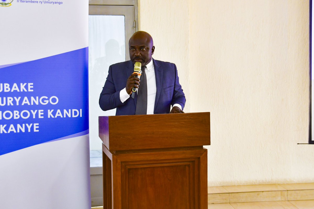 RwandaNorth's tweet photo. Mu ijambo ry’ikaze, Guverineri @gahundemaurice yashimiye buri wese ugira uruhare mu kubaka umuryango mwiza. Yagaragaje ko, n'ubwo hari intambwe imaze guterwa, hakiri ibibazo bisaba imbaraga zihuriweho, birimo ubusinzi, amakimbirane, gusambanya abana, igwingira, abana bata ishuri https://t.co/7YUOqSNxPu