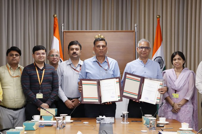airnews_abad's tweet photo. ➡️MSME મંત્��ાલયે આંકડા અને કાર્યક્રમ અમલીકરણ મંત્રાલય સાથે ‘સ્ટેટિસ્ટિકલ બિઝનેસ રજિસ્ટર’ના વિકાસ અને તેને વધુ મજબૂત બનાવવા જરૂરી ડેટા શેરિંગ માટે સમજૂતી કરાર કર્યો.
#MSME #StatisticalBusinessRegister #SBR #UdyamRegistration #MoU #India https://t.co/tNywR63QuI