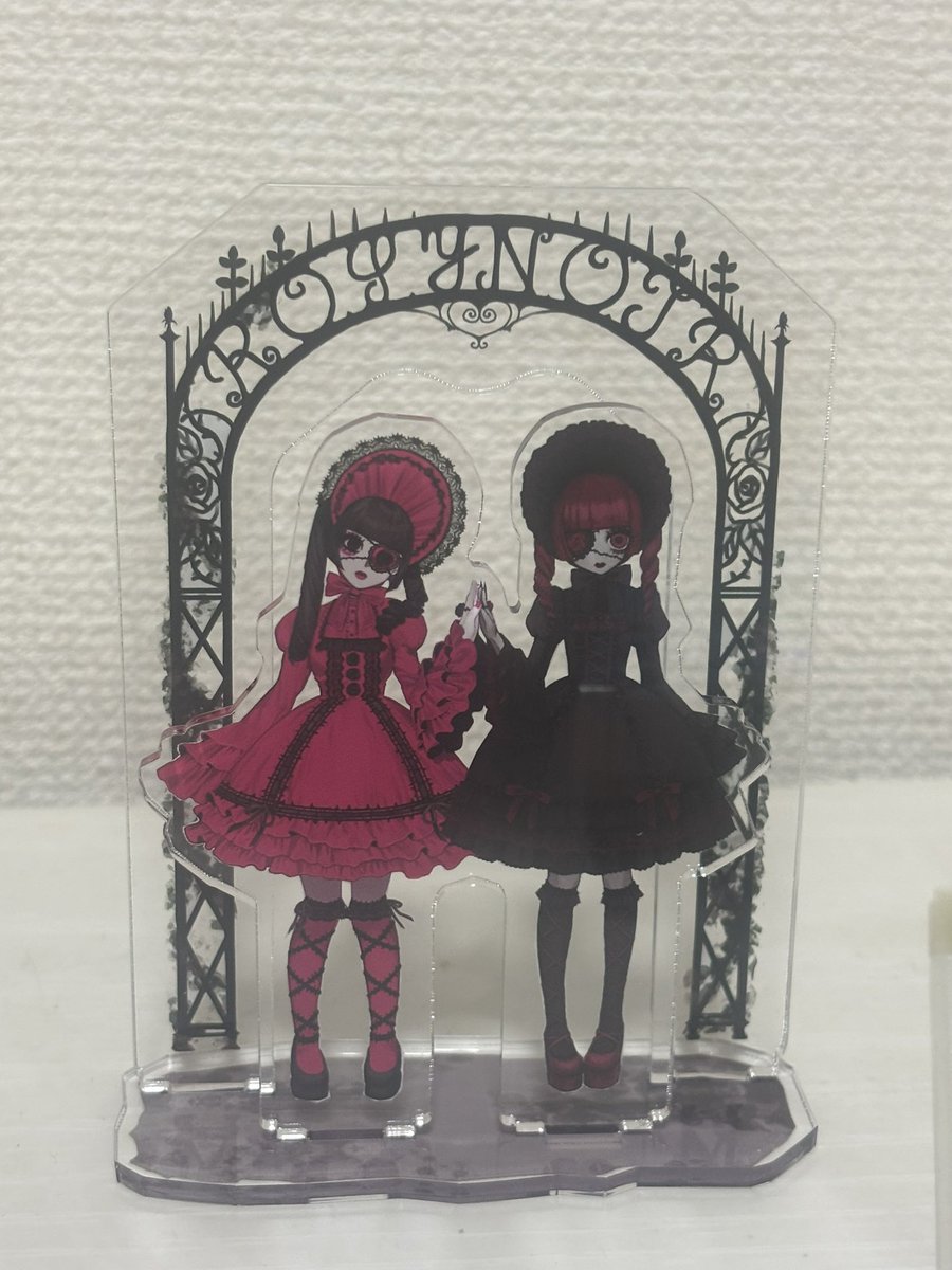 oneholecake's tweet photo. 入稿時のミスで、アクリルスタンドの白版が所々見えてしまっていてこのような仕上がりになっています(；＿；)
白い背景であればあまり目立ちませんが、背景が暗いと目立ちます(；＿；)
お詫びとして、買ってくださった方には2人のポストカードをお付けします🩷🖤 https://t.co/IUnc4qrbMw
