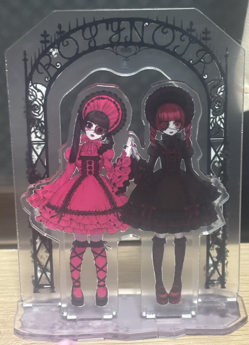 oneholecake's tweet photo. 入稿時のミスで、アクリルスタンドの白版が所々見えてしまっていてこのような仕上がりになっています(；＿；)
白い背景であればあまり目立ちませんが、背景が暗いと目立ちます(；＿；)
お詫びとして、買ってくださった方には2人のポストカードをお付けします🩷🖤 https://t.co/IUnc4qrbMw