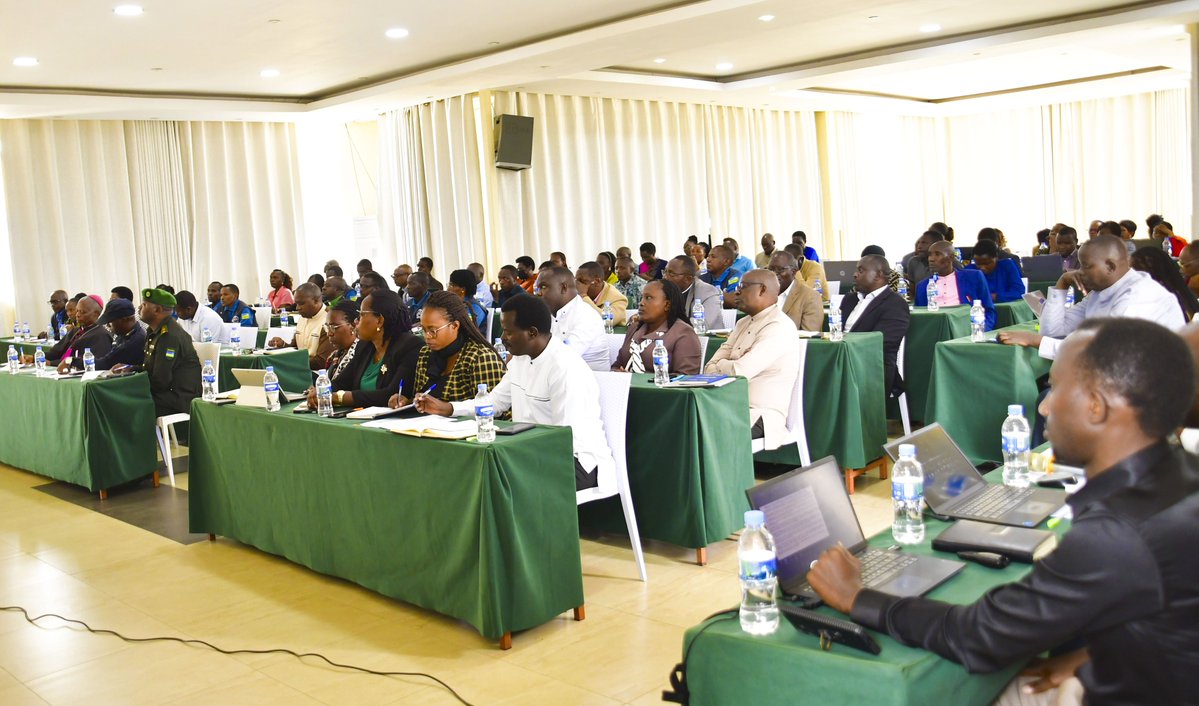 RwandaNorth's tweet photo. Mu ijambo ry’ikaze, Guverineri @gahundemaurice yashimiye buri wese ugira uruhare mu kubaka umuryango mwiza. Yagaragaje ko, n'ubwo hari intambwe imaze guterwa, hakiri ibibazo bisaba imbaraga zihuriweho, birimo ubusinzi, amakimbirane, gusambanya abana, igwingira, abana bata ishuri https://t.co/7YUOqSNxPu