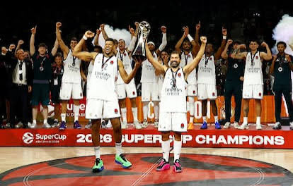TheGameReads's tweet photo. 🧵 Playbook del Real Madrid de Pedro Martínez durante la Supercopa de la Euroliga, que ganaron en Abu Dhabi. Un repaso a las estructuras que más ha utilizado el equipo en esta primera toma de contacto de la temporada. https://t.co/F9kZX7cZDc