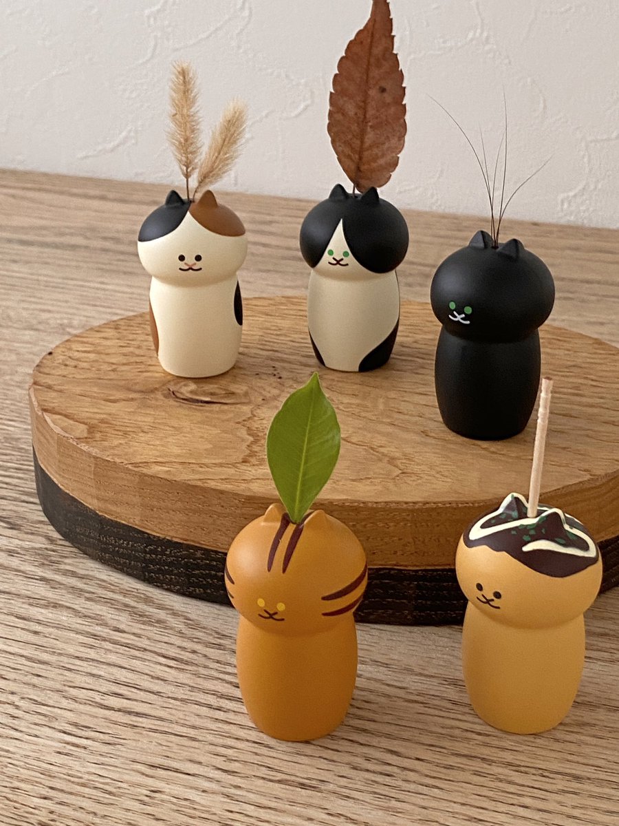 suimin_tter's tweet photo. カプセルトイ「ひげが飾れる ねこのこけし」が明日以降、順次全国で販売されます。

頭には猫のひげ、おなかには毛玉が入れられます。定番の猫たちに混じって、私の大好物のたこ焼きもデビューすることになりました👏
作品として作っていたこけしよりも、ひとまわり小さく子猫のようでとってもかわいいです。ぜひ並べて飾ってくださいね。

「ひげが飾れる　ねこのこけし」
販売元：株式会社コトフルさま
※発売日は店舗により異なります。

—- Special thanks —-
atelier fluid