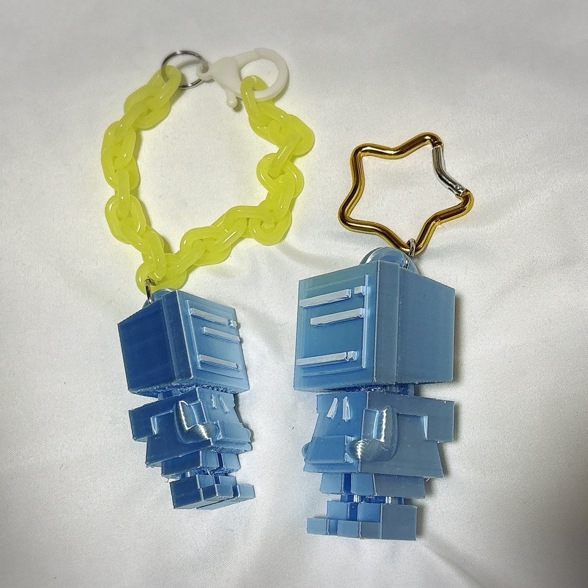 higanrena's tweet photo. こんばんは!
3Dプリンターでオリジナルキャラをキーホルダーにしてみました📺⚡️📡
モニターと服以外は、人間みたいに丸っこい身体なのがポイントです✨
画面の砂嵐はガンダムマーカーでぬりぬり!
3Dプリンター、すっごく楽しい😭
#3DPrinting #ArtToy #TVHead https://t.co/EFRBuX1XSC