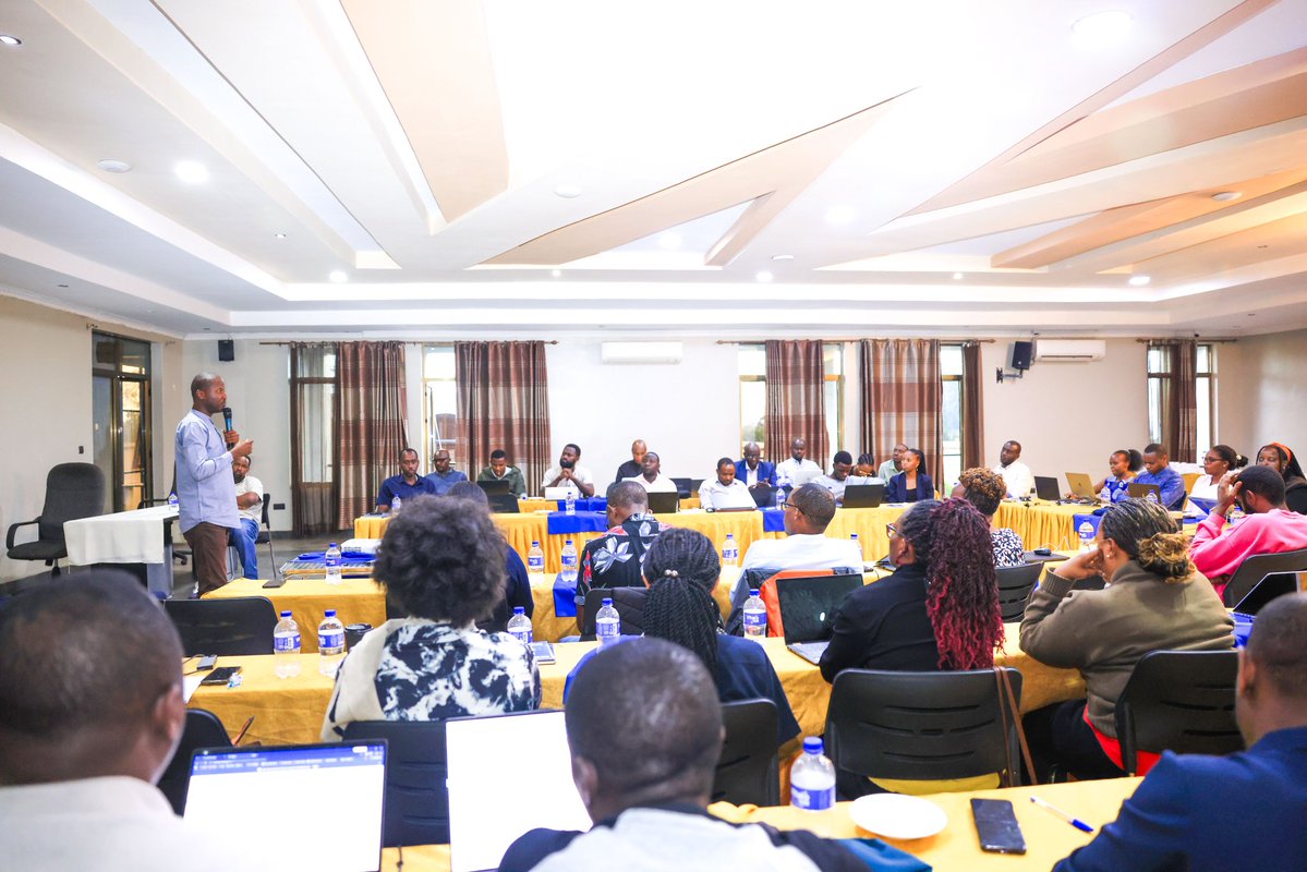 EnviroRwanda's tweet photo. DG at @MeteoRwanda @AimableGahigi told journalists at the workshop that media has a critical role to play in getting weather and climate information to communities in time to act - a key pillar of the #EW4All initiative.
#MeteoRwanda #WMO #ClimateAction #Rwanda https://t.co/vUlEebRivb