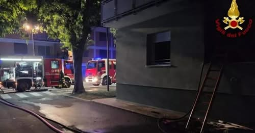 Italia24HLive's tweet photo. 🔥Incendio nella notte nel quartiere di San Vito a Lucca. Il bilancio è di 2 morti e 13 feriti.

L'incendio è divampato all’interno di un condominio. Le vittime, i cui nomi non sono stati ancora resi noti, avevano 65 e 73 anni. Video da Lucca in Diretta. https://t.co/TWenBY9nVo