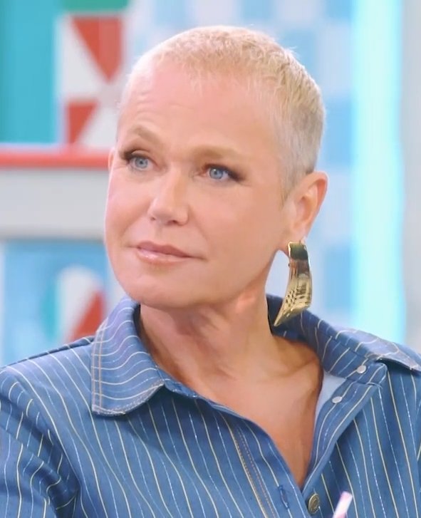 NP__Oficial's tweet photo. 🚨 FAMOSOS l Xuxa diz que faria "22 mil vezes o L" para impedir que membros da família Bolsonaro cheguem à Presidência https://t.co/hmNNiMzCNE