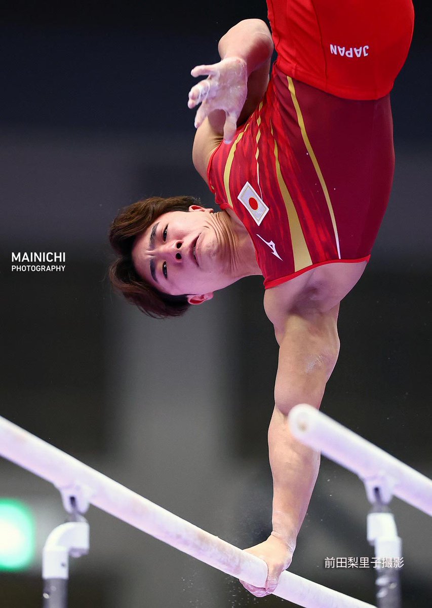 mainichiphoto's tweet photo. 体操男子の種目別決勝・平行棒で岡慎之助が銀メダルを獲得しました。角皆友晴は7位です

写真特集→https://t.co/NwSxKqgDIB https://t.co/3bZP1OWS5G